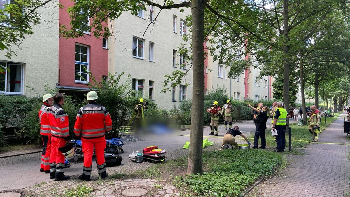 Am 24. Juli war die Feuerwehr zu einem Wohnungsbrand in Plänterwald ausgerückt. Das Feuer soll von dem Verdächtigen gelegt worden sein.