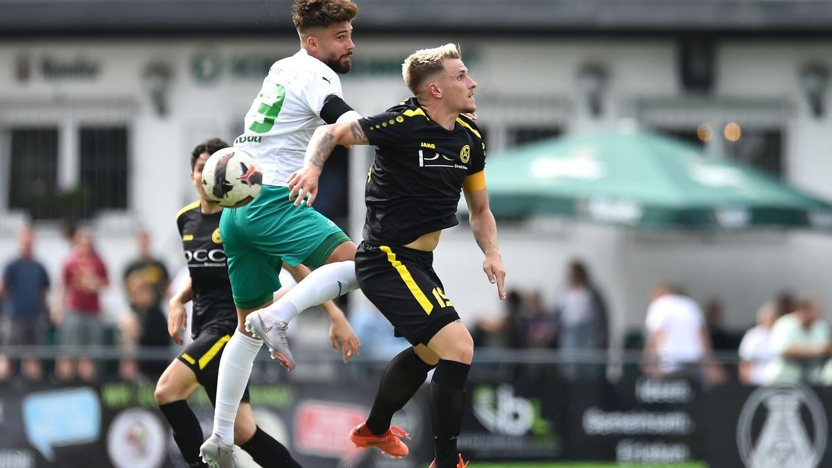 Justin Walker (rechts) hofft auf eine Pokalüberraschung des VfB Homberg gegen Rot-Weiß Oberhausen.