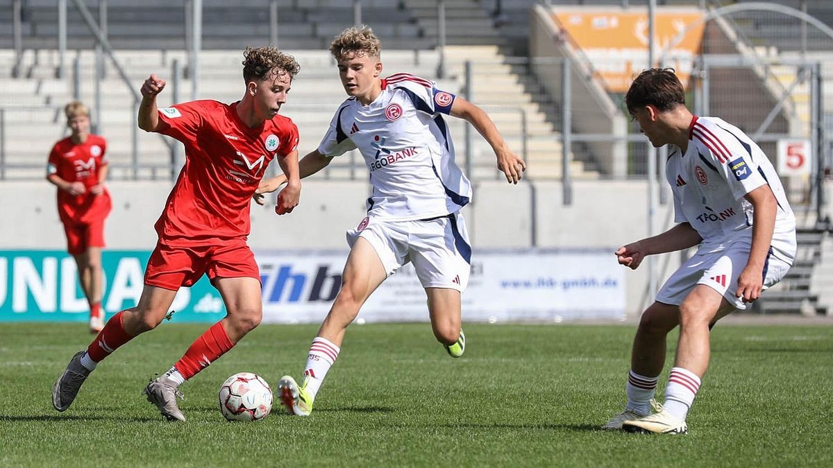 Lennart Furthmüller (l., gegen Fortunas Florian Conen) hatte eine der wenigen Gelegenheiten der Jungkleeblätter.