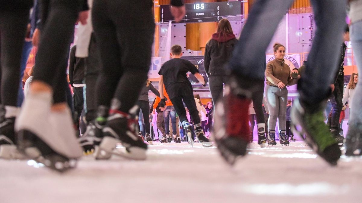 Eislaufen ist in Düsseldorf eine beliebte Freizeitaktivität. Die Saison 2024/25 läuft.