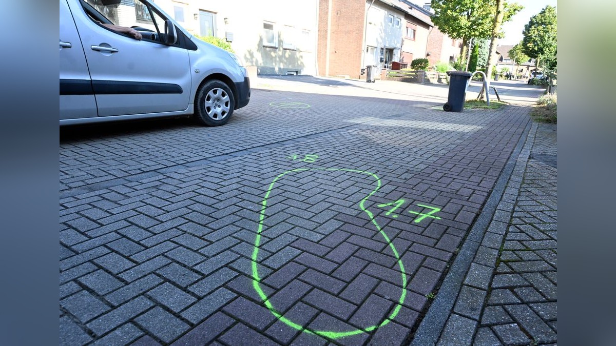 Der Ort auf dem Grillparzerweg in Moers, an dem am Dienstagnachmittag ein mutmaßlich psychisch Kranker von Polizisten erschossen wurde. 