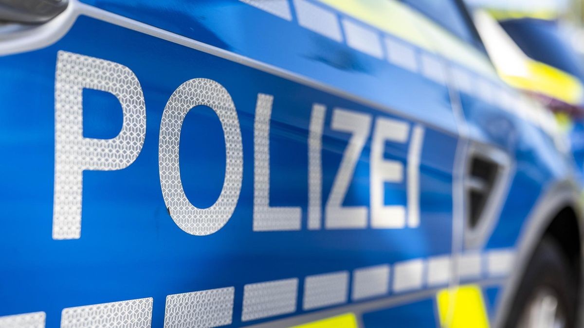 ILLUSTRATION - 28.09.2021, Nordrhein-Westfalen, Gütersloh: An der Tür von einem Streifenwagen steht der Schriftzug «Polizei». (zu dpa: «Männer auf Supermarkt-Parkplatz mit Pfefferspray angegriffen») Foto: David Inderlied/dpa +++ dpa-Bildfunk +++