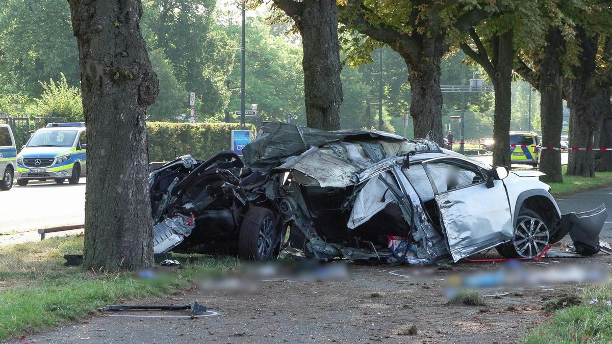 Tödlicher Unfall bei einer Verfolgungsjagd in Düsseldorf: Dieser PKW krachte gegen einen  Baum und wurde in zwei Teile gerissen.