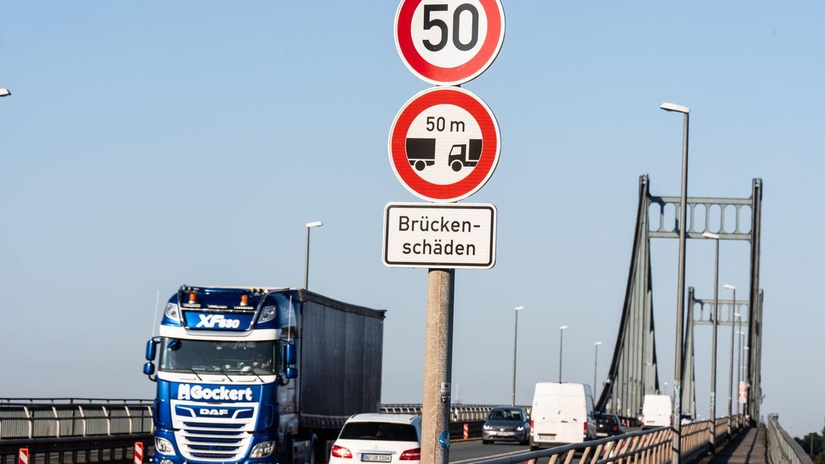 Auf der Rheinbrücke Uerdingen gilt Fahrverbot für Lkw über 7,5 Tonnen Gewicht. Das wird allerdings massenhaft ignoriert.