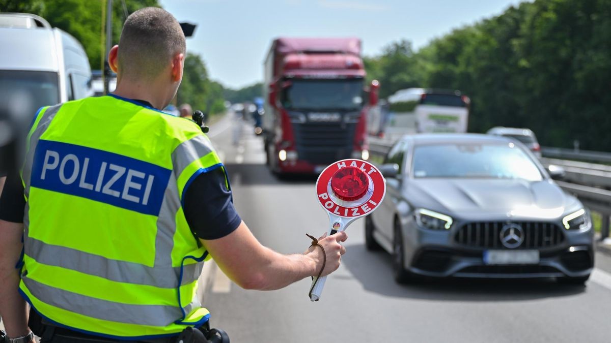 Halt, Polizei! Ab dem 16. September winken Beamte an allen deutschen Grenzen Autofahrer heraus. Das könnte an der NRW-Grenze zu den Niederlanden für lange Staus sorgen.