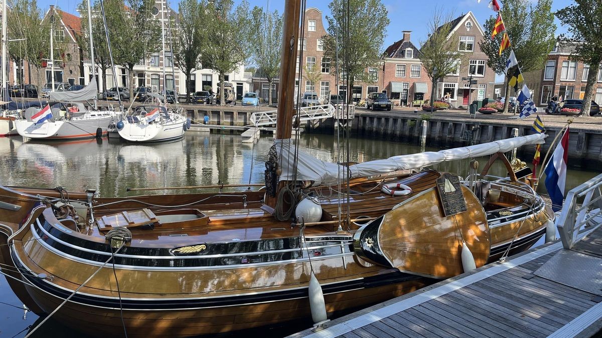 Alte Schiffe liegen in Harlingen zuhauf. Das macht die Atmosphäre der Hafenstadt in Friesland aus.