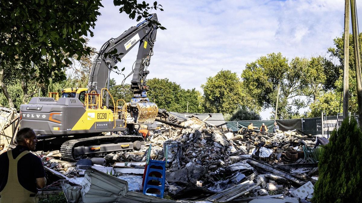 Eine Suchmannschaft von ISAR-Germany sucht in den Trümmern nach Überresten. Bei einem Polizeieinsatz ist  das Haus vor den Augen der Einsatzkräfte explodiert.