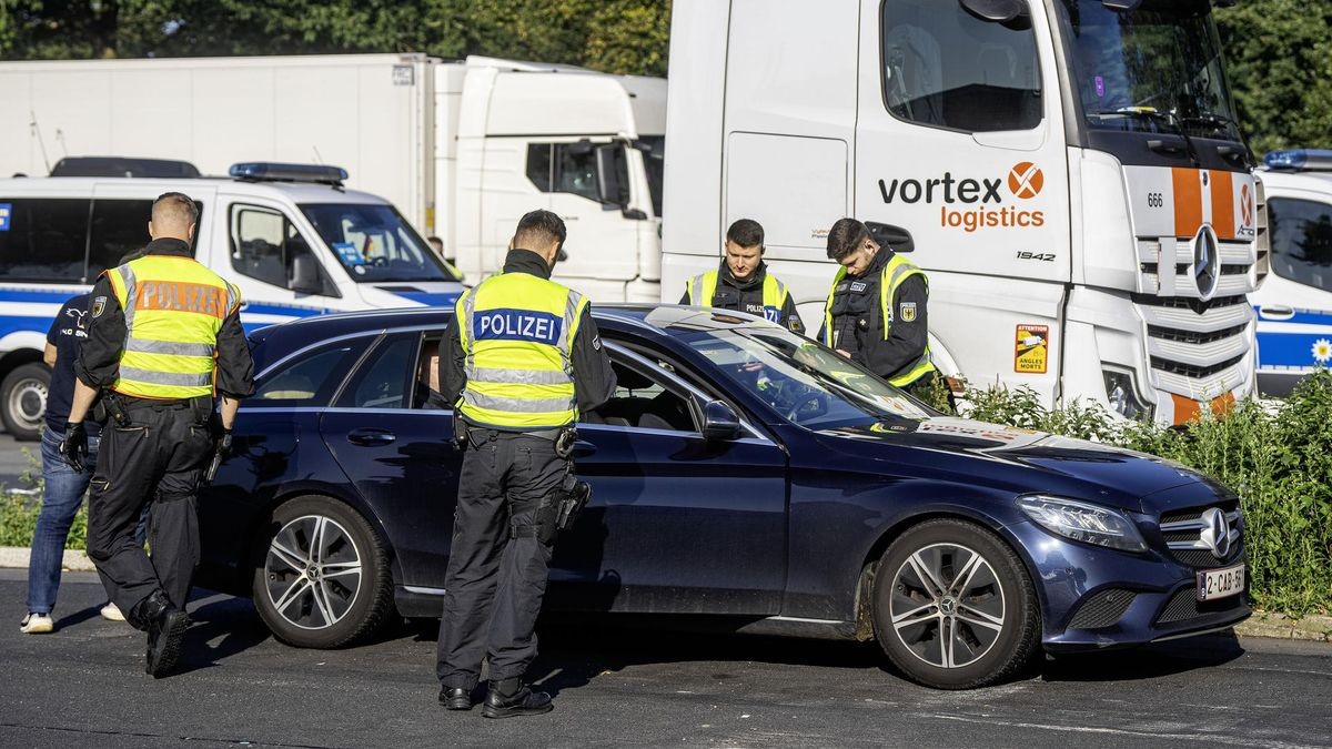 Am Montag (16. September) sind die Grenzkontrollen in NRW angelaufen. Statt Staus und langen Wartezeiten am Grenzübergang haben Beamte der Bundespolizei vor allem punktuell Fahrzeuge herausgewunken. 