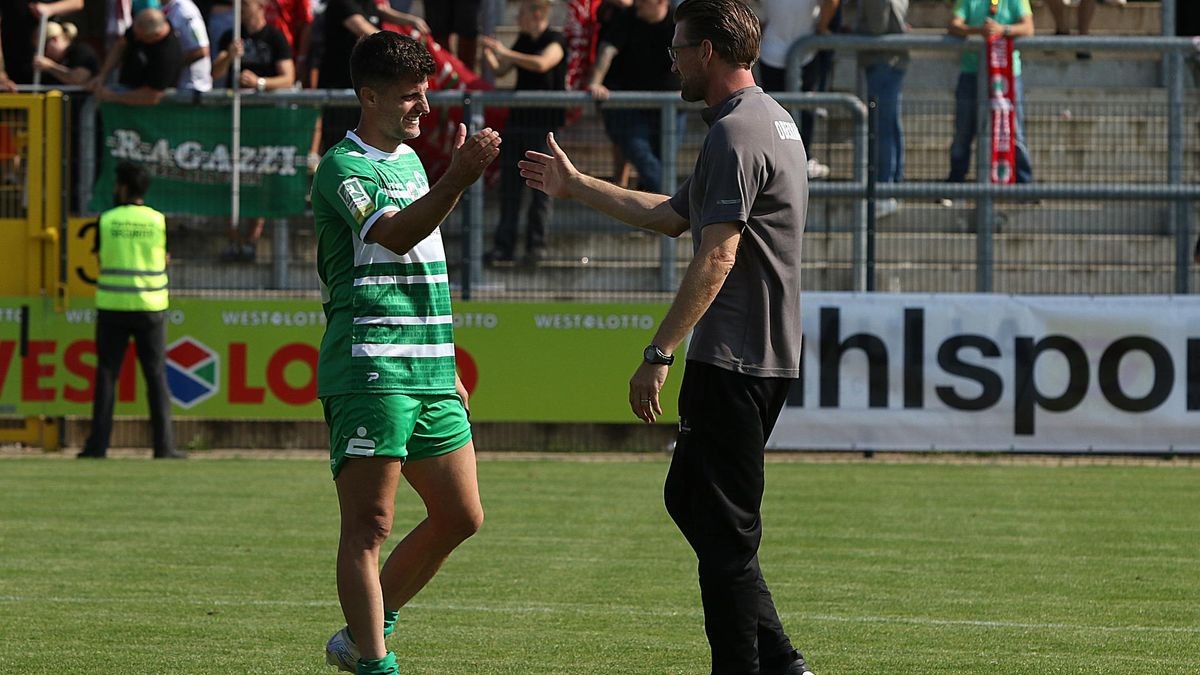 Moritz Stoppelkamp (l.) und RWO-Trainer Sebastian Gunkel am Rande der Partie gegen Türkspor. Die beiden haben sich jetzt auch im Dienstagstraining begrüßt, Stoppelkamp ist ins Lauftraining eingestiegen. 