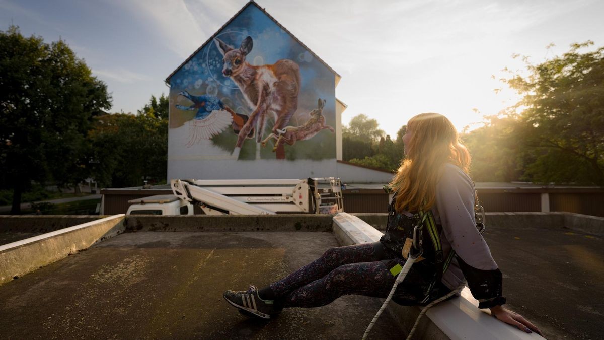 Streetart-Künsterlin Nina Valkhoff vor ihrem Mural im Bühlweg 3 in Gelsenkirchen-Ückendorf.