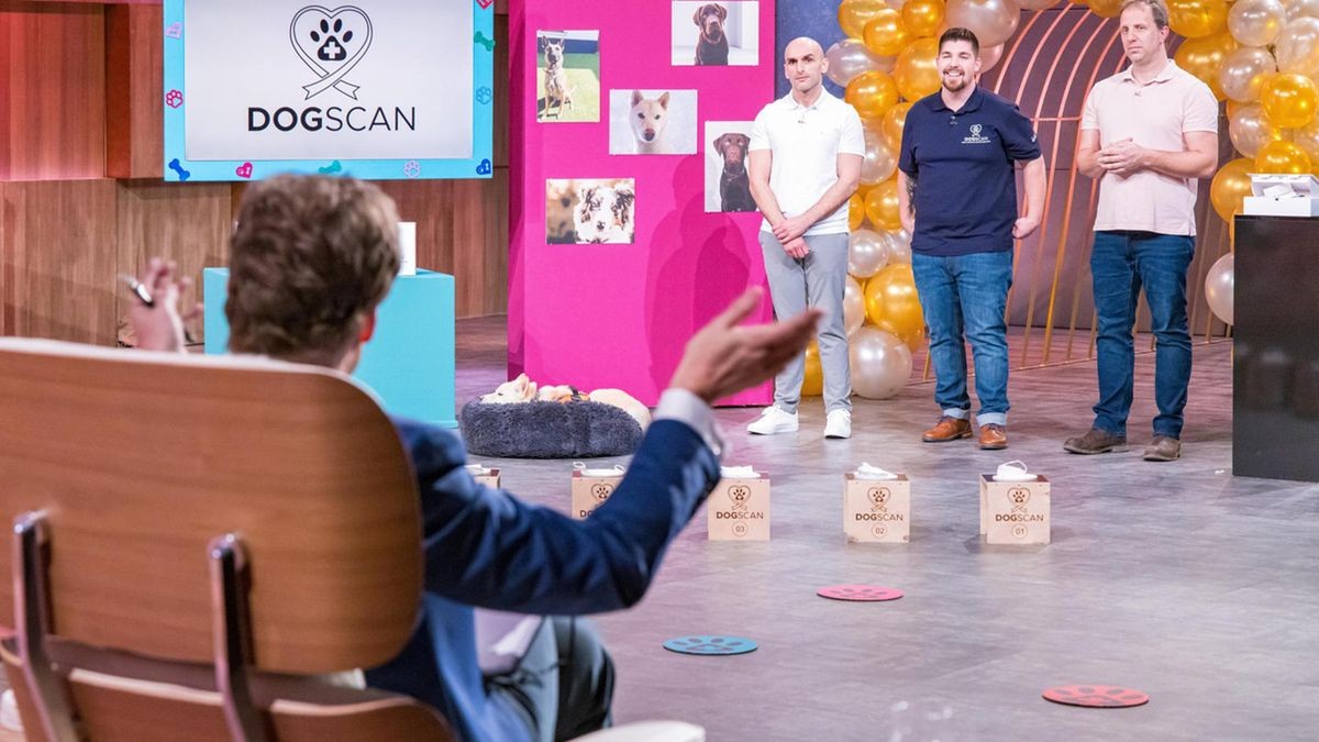 In der Vox-Show „Die Höhle der Löwen“ stellen Ali Bouklloua, Florian Wienen und Alexander Maßen (v.l.n.r.) ihr Start-Up „Dogscan“ vor.