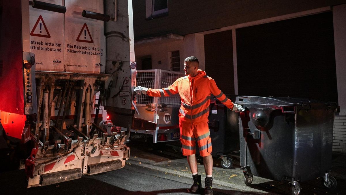 Montagmorgen in Essen: Während die meisten noch schlafen, ist Yusuf Allouche mit seinem Team unterwegs. Er ist Müllwerker bei den Entsorgungsbetrieben. 