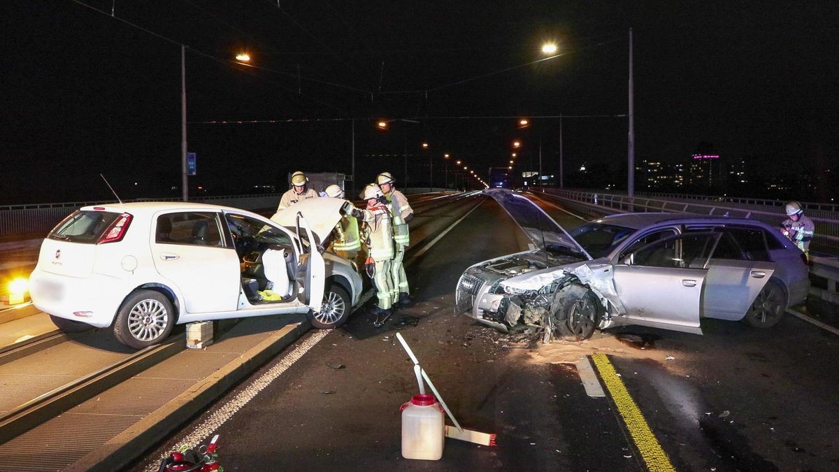 24.09.2024 ++Düsseldorf++ Schwerer Unfall auf der Josef-Kardinal-Frings-Brücke: Kollision zwischen 2 Autos - 2 Verletzte - VollsperrungAm Dienstagabend wurde die Feuerwehr Düsseldorf zu einem schweren Verkehrsunfall, auf die Josef-Kardinal-Frings-Brücke, alarmiert.Bei Eintreffen der ersten Einsatzkräfte stellte sich heraus, dass es zu einer schweren Kollision zwischen zwei Autos gekommen war.Laut offiziellen Informationen wurden zwei Personen verletzt und nach rettungsdienstlicher Behandlung in Krankenhäuser transportiert.Während der Einsatzmaßnahmen war die Brücke für den Verkehr gesperrt. Von der Sperrung waren auch die Straßenbahnen der Rheinbahn betroffen, da ein Unfallfahrzeug auf den Gleisen stand. Die Polizei hat die Ermittlungen zur Unfallursache aufgenommen. Düsseldorf, Unfall 