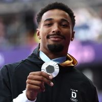 Zehnkämpfer Leo Neugebauer mit seiner Olympischen Silbermedaille.