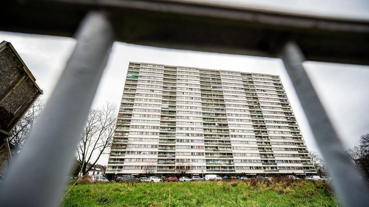 Monatelang stellte die DHL keine Pakete am Hochhaus Ottostraße 58-64 in Duisburgzu. Jetzt beliefern die Zusteller das Gebäude zumindest testweise wieder.