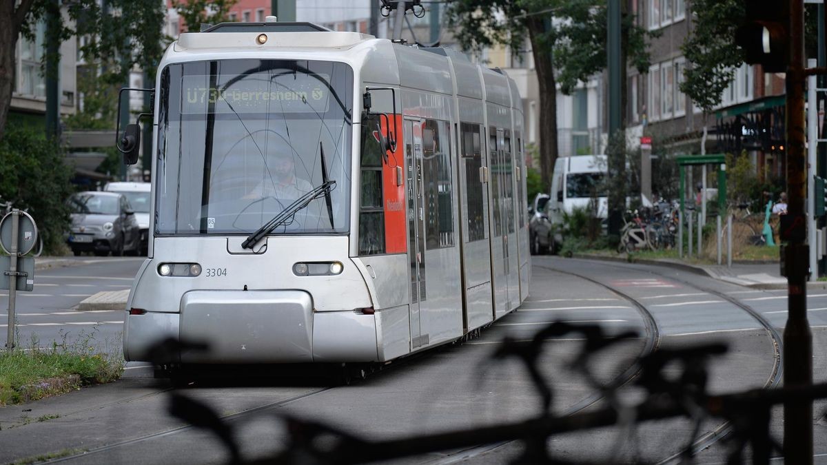 An Halloween und Allerheiligen sind unter anderem die U-Bahnen in Düsseldorf länger unterwegs (Symbolbild).