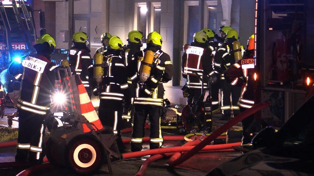 Am Sonntagabend (29.09.) gegen 21:30 Uhr wurde der Leitstelle der Feuerwehr ein Brand auf der Gildenstr. in Osterfeld gemeldet. Mehrere Anrufer meldeten, dass es in einem Mehrfamilienhaus brennen würde und sich an den Fenstern mehrere Personen bemerkbar machen. Daraufhin wurden beide Löschzüge der Feuerwehr Oberhausen zur Einsatzstelle entsandt. Beim Eintreffen der Einheiten brannte es aus ungeklärter Ursache im Bereich des Treppenraumes. Eine Person machte sich im Dachgeschoss bemerkbar. Diese wurde über die Drehleiter gerettet. Da zunächst unklar war, ob sich noch Personen im Gebäude befinden, wurden unverzüglich eine Brandbekämpfung und Personensuche mit zwei Trupps unter Atemschutz eingeleitet. Wie sich im Einsatzverlauf herausstellte, hatten bereits alle anderen Bewohner rechtzeitig das Haus verlassen oder waren nicht anwesend. Alle Personen wurden durch den Rettungsdienst gesichtet. Glücklicherweise wurde niemand verletzt. Aufgrund des zerstörten Treppenraumes ist das Haus nicht mehr bewohnbar. Einige Bewohner sind bei Verwandten untergekommen. Den übrigen Personen wurde eine Unterkunft durch das Ordnungsamt angeboten. Nach Abschluss der Löscharbeiten übergab die Feuerwehr die Einsatzstelle an die Polizei, die eine Brandursachenermittlung einleitete. Die Feuerwehr Oberhausen war mit 40 Einsatzkräften rund 120 Minuten im Einsatz. Für die Dauer des Einsatzes wurde die Freiwillige Feuerwehr alarmiert, die den Grundschutz im Stadtgebiet sicherstellte. Quelle: Feuerwehr.