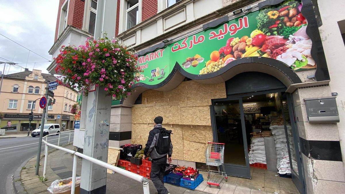 Zerstörte Fassade, notdürftig mit Spanplatten abgedeckt: der Al-Walid-Gemüsemarkt in Katernberg Mitte am Montagmittag. Die Betreiber eines zweiten attackierten Gemüseladens sollen vorher bedroht worden sein.