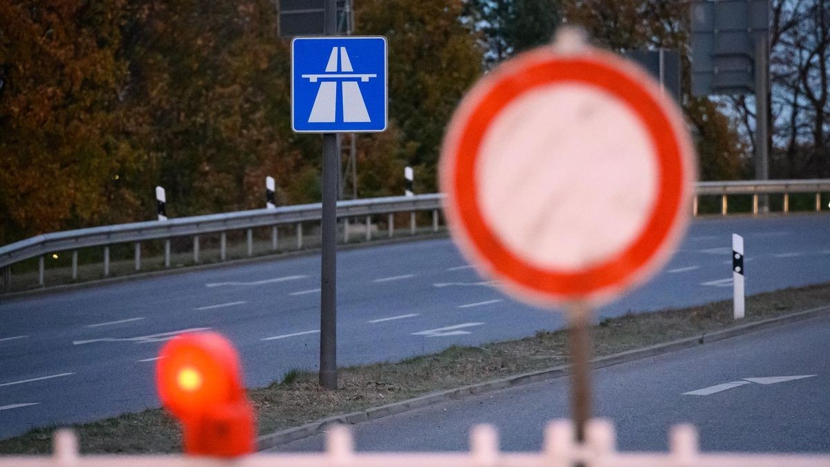 Die A59 in Düsseldorf bleibt wegen weiterer Schäden länger gesperrt als geplant (Symbolbild).