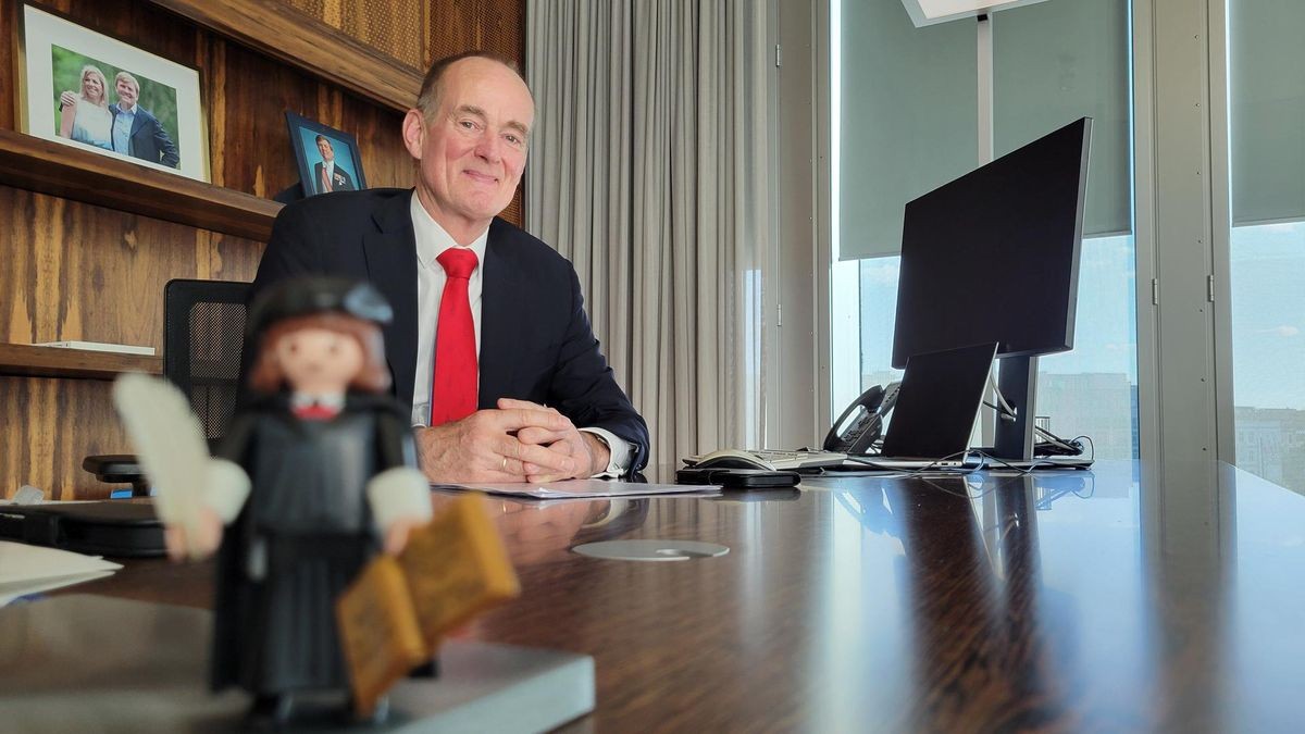 Das Königspaar im Regal, Luther auf dem Schreibtisch: Ronald van Roeden in seinem Berliner Botschafterbüro. 