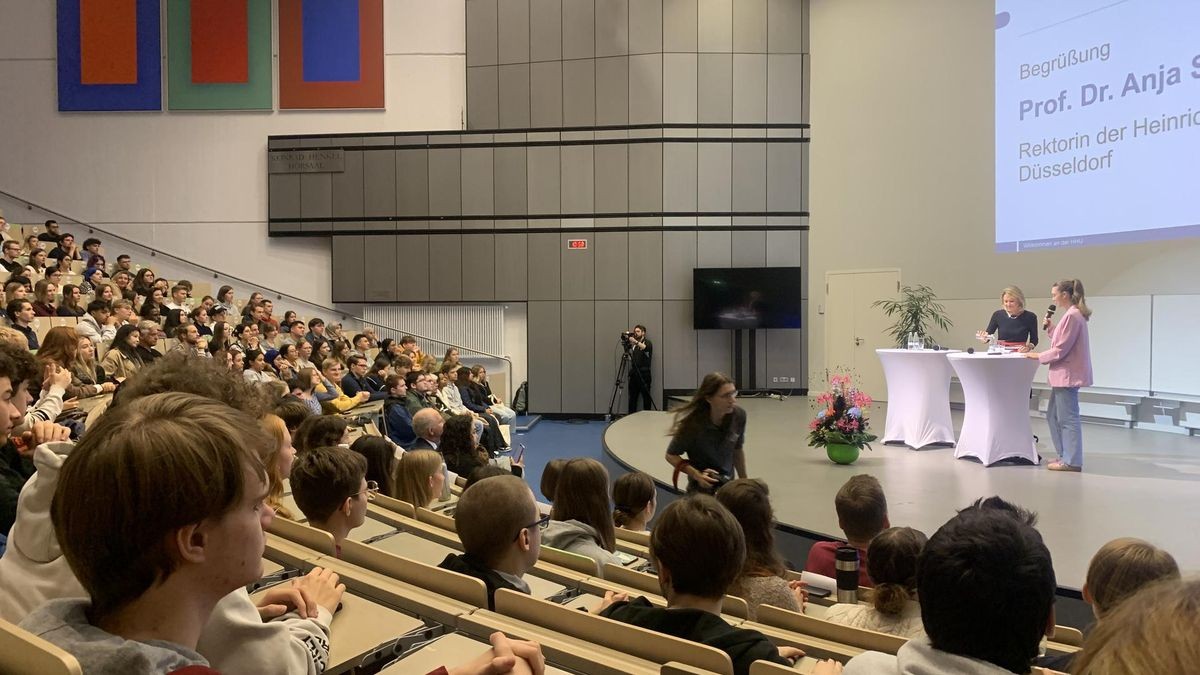 Gut besucht war der große Hörsaal an der Heine-Universität in Düsseldorf am Montag (7. Oktober). Dort begrüßte Unirektorin Anja Steinbeck die neuen Studierenden.