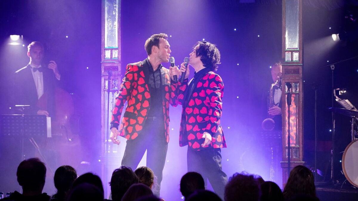 Herzen in der Brust und auf den Schultern:  Michael Heller (rechts) und Christopher Bolam in der Bar jeder Vernunft. 