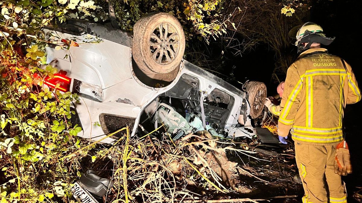 Der Unfallwagen kam abseits der Fahrbahn auf dem Dach zum liegen. Der Unfallhergang ist noch unklar. 