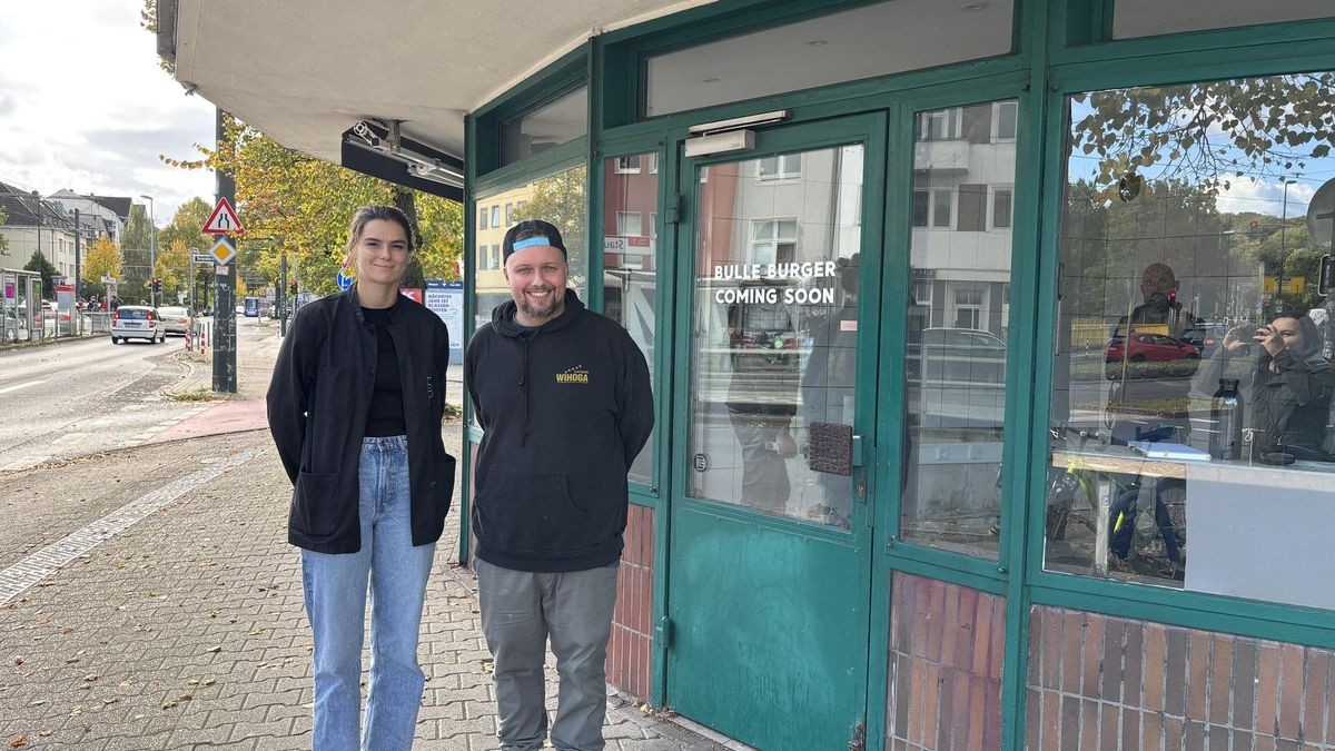 Julia Wellerdiek (Betriebsleiterin) und Giuliano Quattrocchi (Geschäftsführer) vor ihrer zukünftigen Bulle Burger-Filiale am Staufenplatz in Düsseldorf-Grafenberg.