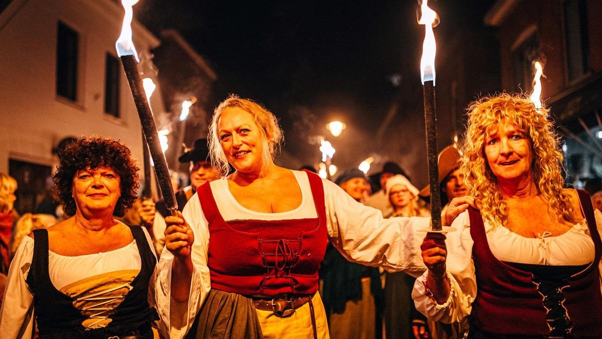 Die Frauen von Grolle ziehen mit Fackeln durch den Ort.