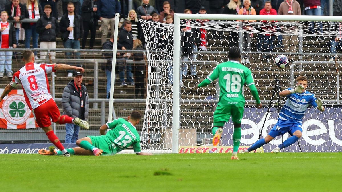 Stipe Batarilo-Cerdic erzielt per Linksschuss das 1:0 für die Fortuna. Kerem Yalcin (am Boden) kann den Schuss nicht verhindern, Torwart Kevin Kratzsch ist ohne Abwehrchance. 