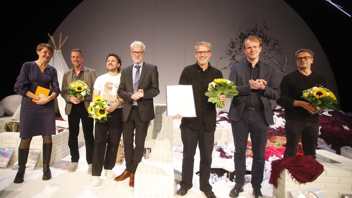 Von links nach rechts: Laudatorin Susanne Burkhardt, Dramaturg Nils Haarmann, Schauspieler Dimitrij Schaad, Hans Dieter Heimendahl (Kulturkoordinator Deutschlandradio), Regisseur und Preisträger Falk Richter, Felix Müller (Berliner Morgenpost) und Dramaturg Jens Hillje.