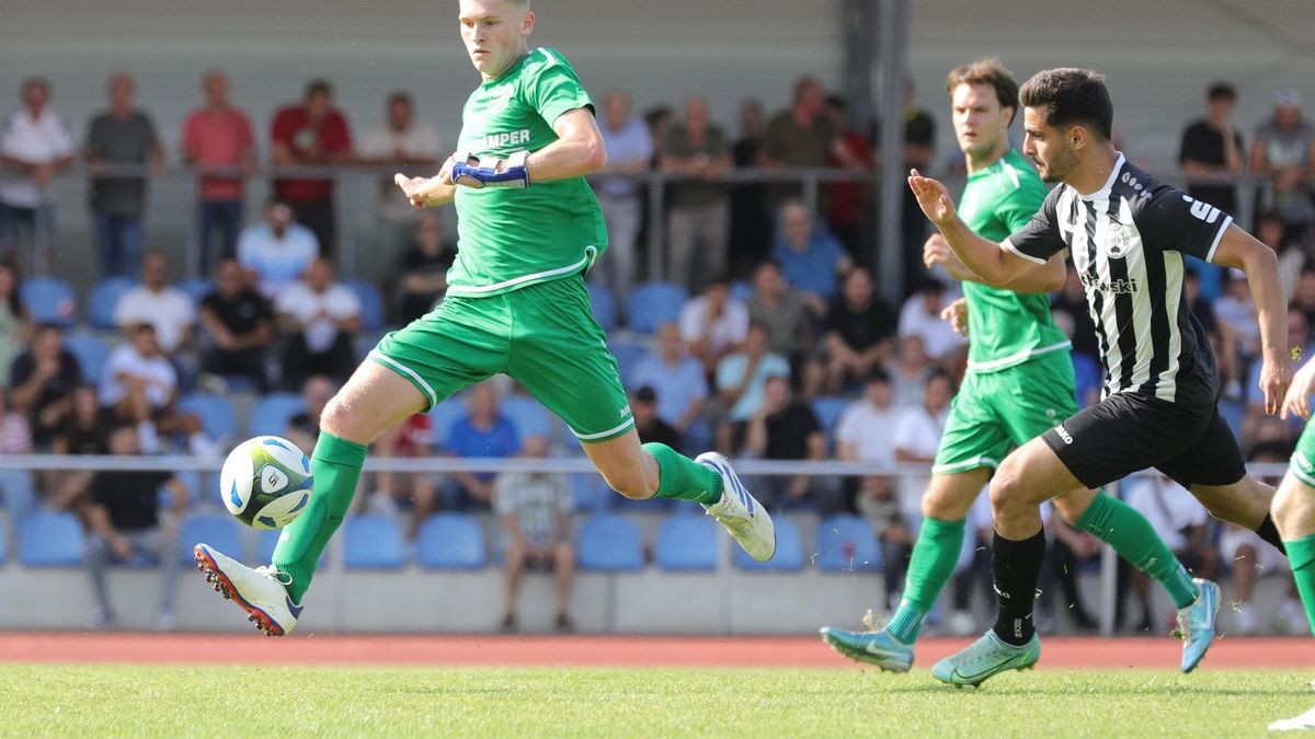 Nico Harder (l., gegen Bottrops Enes Bilgin) gab der Arminia-Defensive Stabilität, die zum Sieg gegen Lowick führte. 