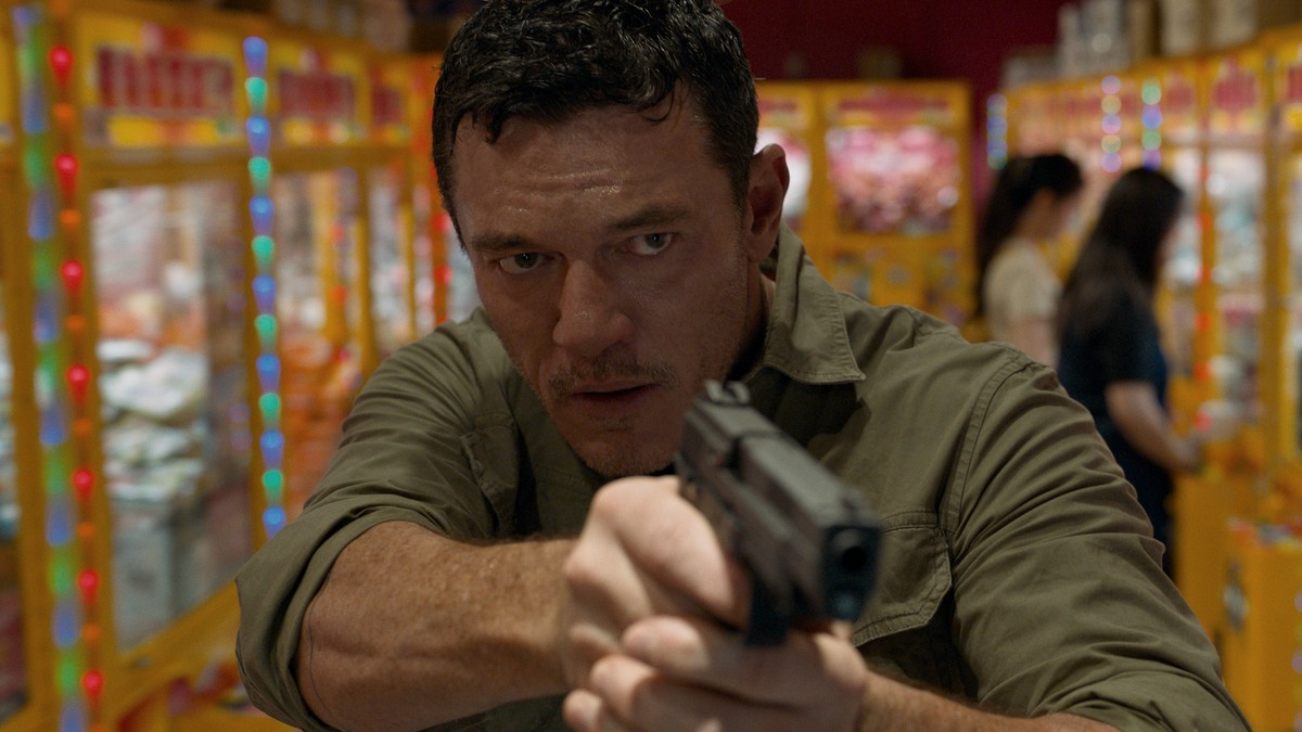 John Lawlor (Luke Evans) muss bald zur Waffe greifen.  