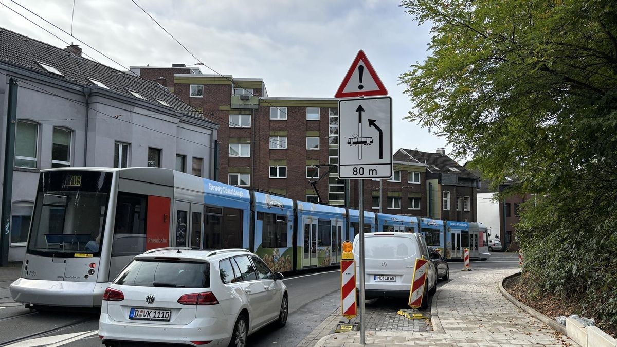 Die Straßenführung wurde auf der Ludenberger Straße im Zuge des barrierefreien Ausbaus der Haltestelle „Pöhlenweg“ geändert: Statt zwei Spuren gibt es nur noch eine, Autofahrer müssen dabei besonders aufpassen, weil auch die Rheinbahn dort entlang fährt. Es gibt Kritik.