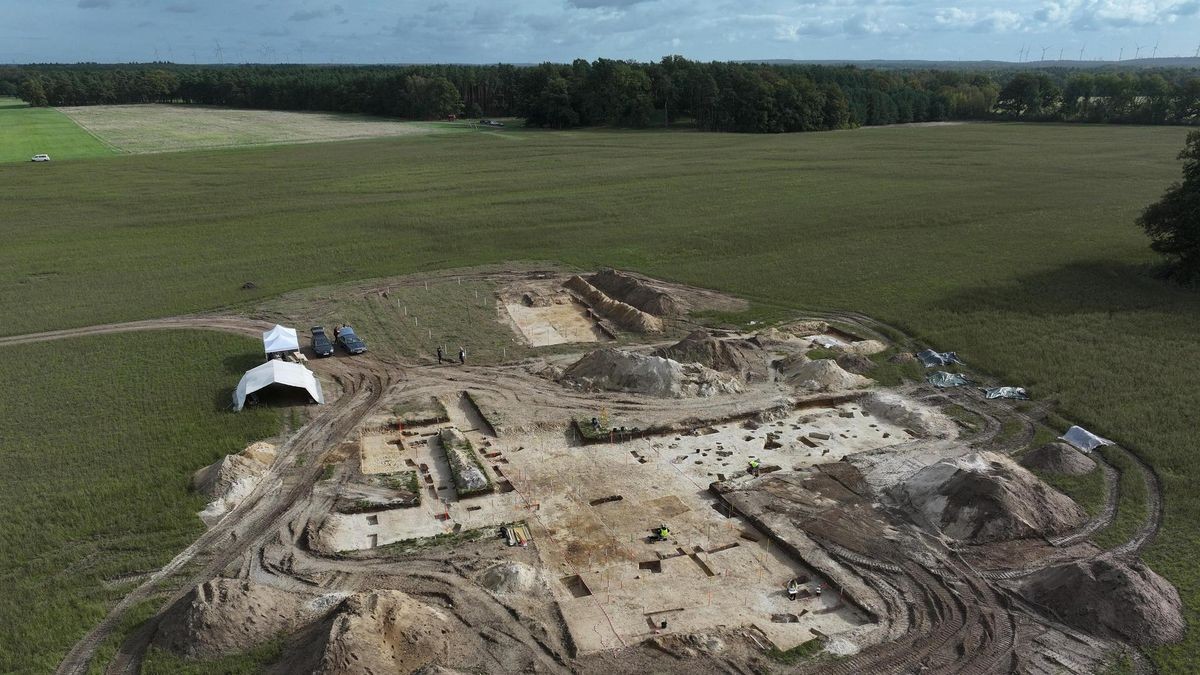 *** BESTPIX *** Excavation Expands Around Bronze Age Site Of Seddin Burial Mound