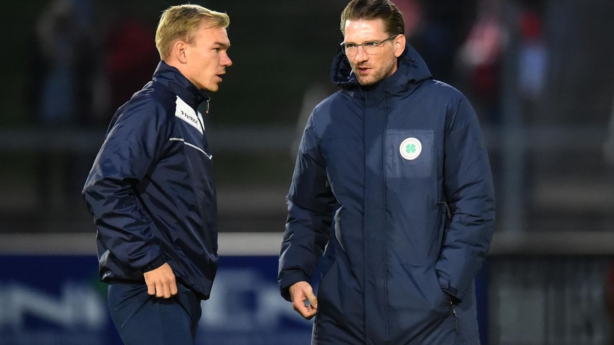 Angespannt im PCC-Stadion: Co-Trainer Lars Birlebach (l.) und Sebastian Gunkel erlebten intensive 90 Minuten, die für RWO glücklich endeten.