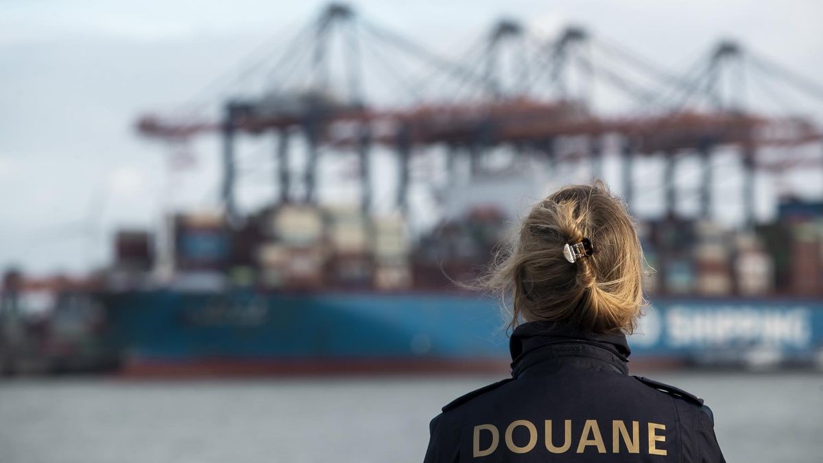 Eine Zollbeamtin im Hafen von Rotterdam, dem Einfallstor für Drogen aus Südamerika.