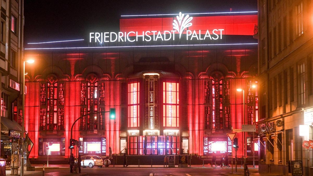 Der rot angestrahlte Friedrichstadtpalast in Berlin Mitte signalisiert den Alarmzustand der Kulturszene. Die Angst vor Kürzungen geht um.