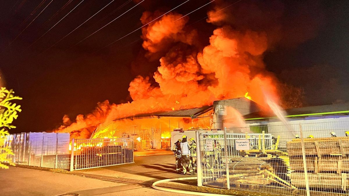 Mit einem Großaufgebot ist die Feuerwehr seit der Nacht in Hünxe im Einsatz.