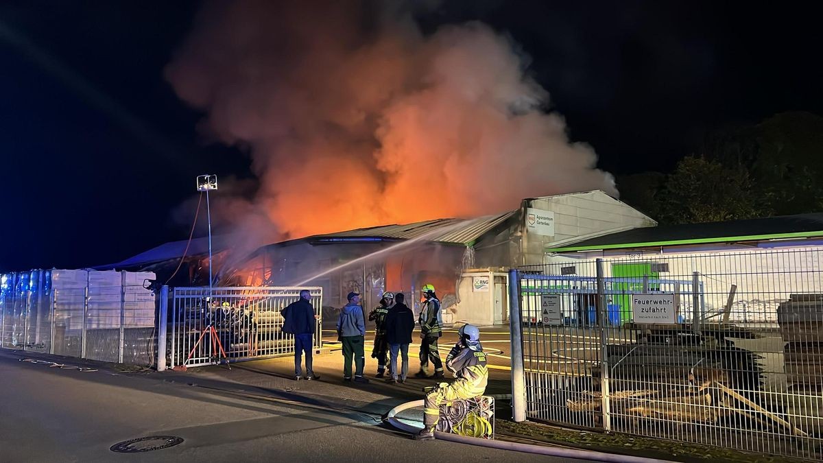 Mit einem Großaufgebot ist die Feuerwehr seit der Nacht in Hünxe im Einsatz.