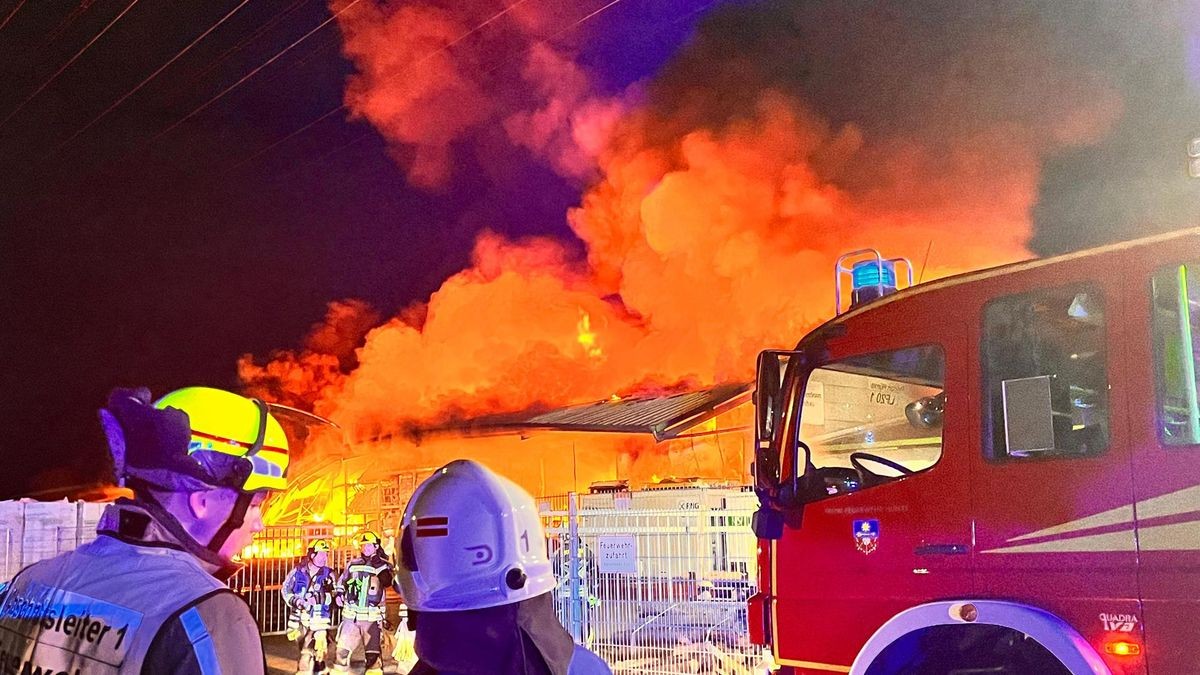 Mit einem Großaufgebot ist die Feuerwehr seit der Nacht in Hünxe im Einsatz.