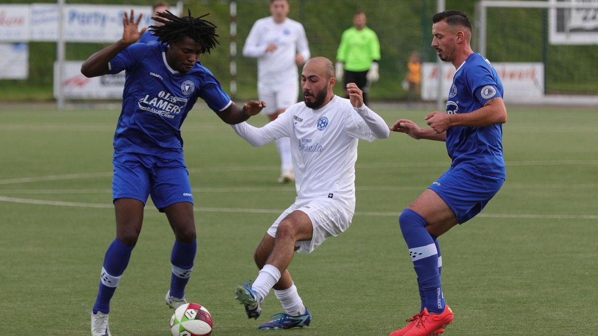 Seit vier Partien wartet Sterkrade-Nord, hier mit Daniel Enudi (l.) und Jonas Kimbesi (r.) in der Bezirksliga auf einen Sieg. 