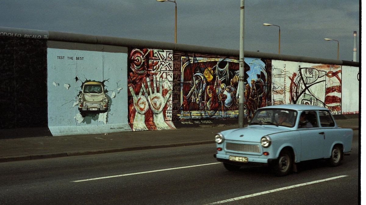 1990 eroberten Künstler die Berliner Mauer an der Mühlenstraße und bemalten sie mit ikonischen Werken.  