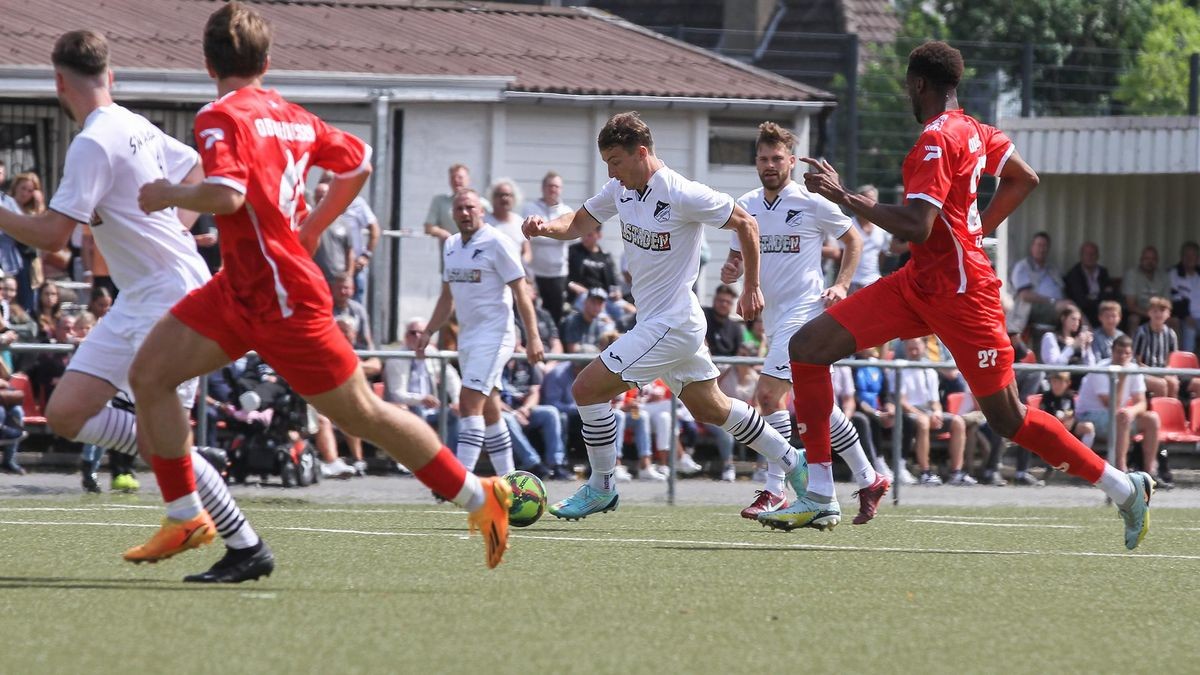 Danny Walkenbach (Mitte, hier in einem Test gegen RWO) ist wieder fit, traf nun im Pokal und wird SWA auch in der Meisterschaft helfen.