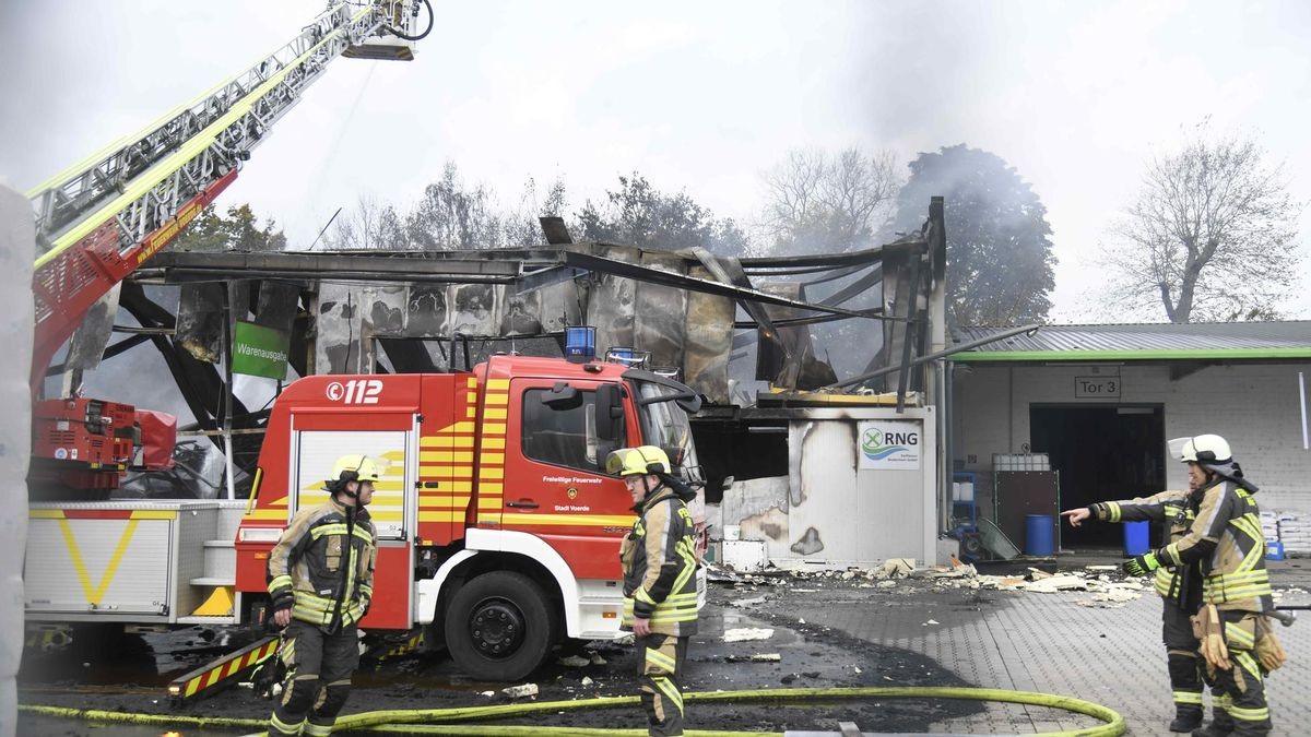 Die Lagerhalle in Hünxe-Drevenack hat in der Nacht plötzlich Feuer gefangen. Die Arbeiten der Feuerwehr dauerten am Donnerstag an.