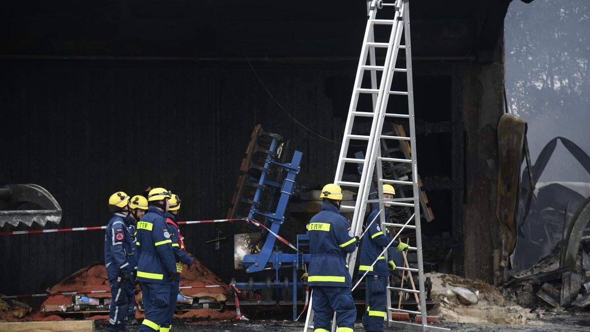 Die Lagerhalle in Hünxe-Drevenack hat in der Nacht plötzlich Feuer gefangen. Die Arbeiten der Feuerwehr dauerten am Donnerstag an.