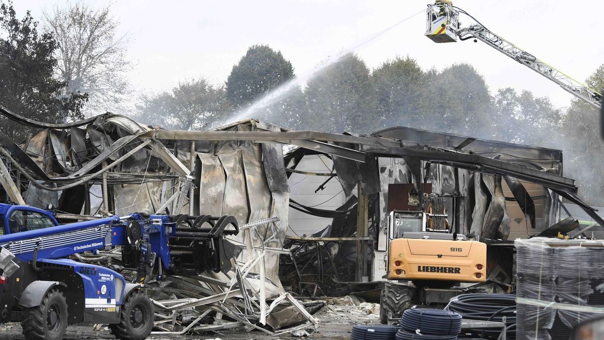 Die Lagerhalle in Hünxe-Drevenack hat in der Nacht plötzlich Feuer gefangen. Die Arbeiten der Feuerwehr dauerten am Donnerstag an.