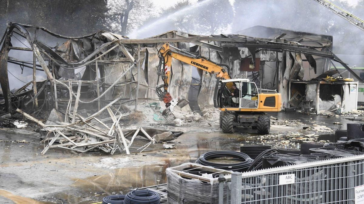 Die Lagerhalle in Hünxe-Drevenack hat in der Nacht plötzlich Feuer gefangen. Die Arbeiten der Feuerwehr dauerten am Donnerstag an.