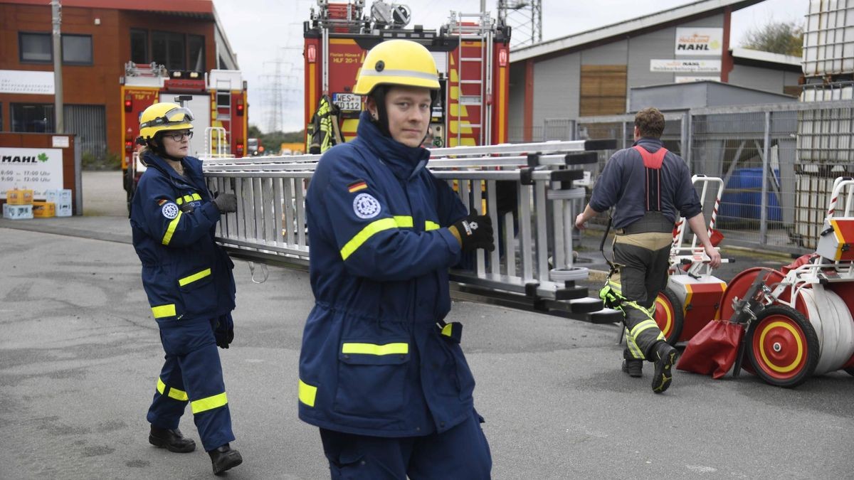 Die Lagerhalle in Hünxe-Drevenack hat in der Nacht plötzlich Feuer gefangen. Die Arbeiten der Feuerwehr dauerten am Donnerstag an.