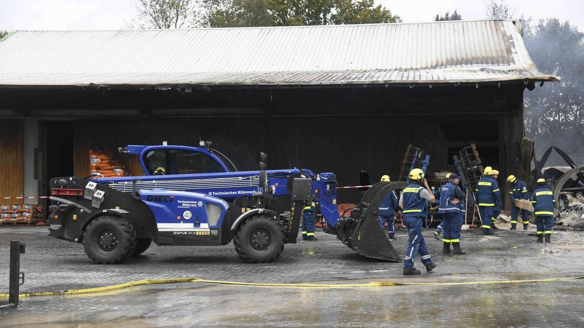 Die Lagerhalle in Hünxe-Drevenack hat in der Nacht plötzlich Feuer gefangen. Die Arbeiten der Feuerwehr dauerten am Donnerstag an.